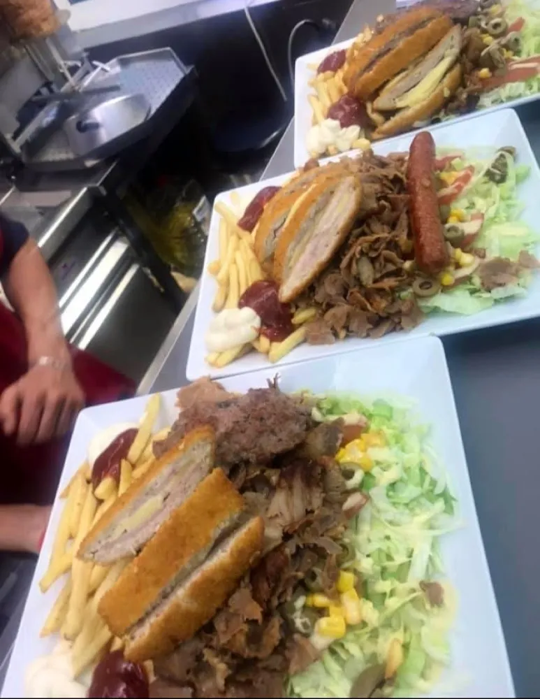 Assiette Trois Viandes Kebab Merguez Et Cordon Bleu